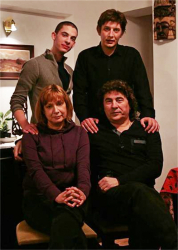 Виктор Танев е правият вдясно. До него е брат му Николай, а седналите са майка им Янина и баща им Иван, снимка 24 часа.