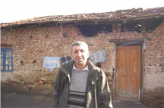 Спиро Славчев, който е успял да се спаси от трафикантите на хора, пред полусрутения дом на семейството си в квартал 