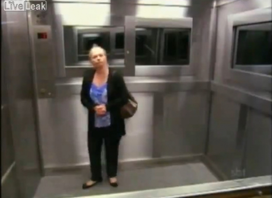 Скрытой камерой толстых баб. Девушка в лифте.