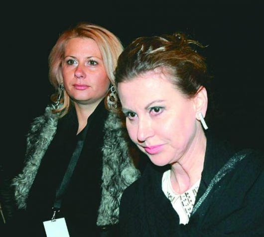 Пайети се подават от блузата на Илияна Раева. Пайети се подават от блузата на Илияна Раева.