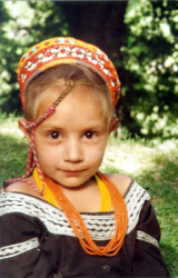 Момиче от племето Калаши със мартница на плитка коса