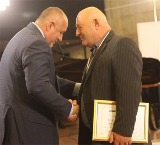 Премиерът Бойко Борисов връчва наградата на Филю Стоев. СНИМКА: Румяна Тонeва