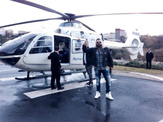 Фолкпевецът звездее Фолкпевецът звездее